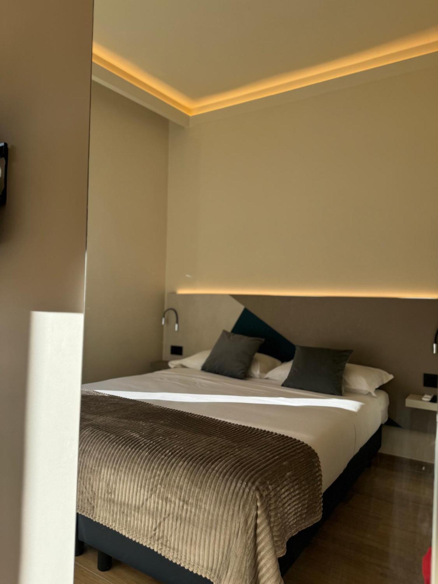 Honeycomb Guesthouse โรม ภายนอก รูปภาพ